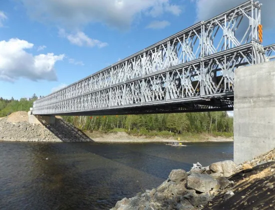 Ponte prefabbricato in metallo prefabbricato stile militare a singolo / doppio strato Ponte Bailey con struttura in acciaio compatto 200 portatile temporaneo prefabbricato